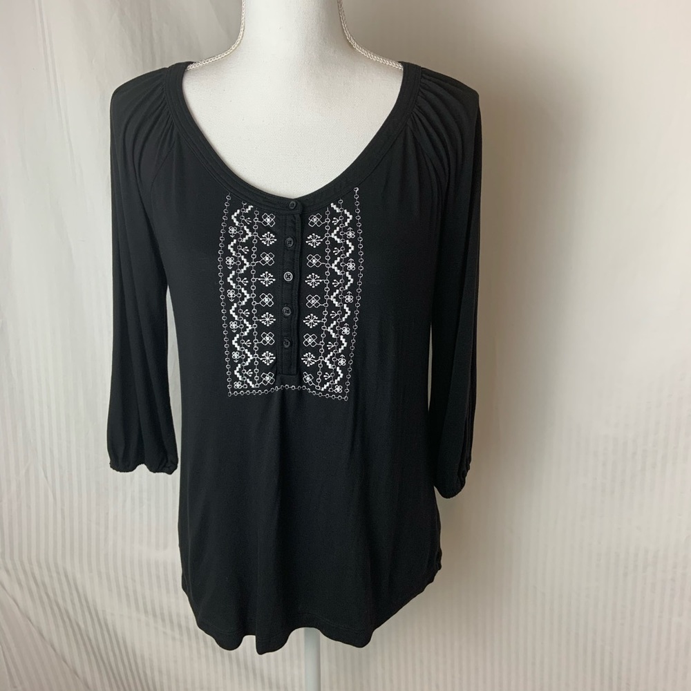 Black and white Old Navy shirt